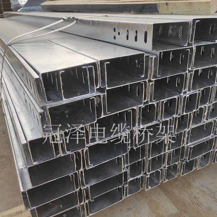 <b>热浸锌槽式电缆桥架</b>